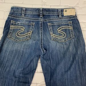 Silver Jeans Natsuki Capri jeans 32 Distressed. Med dark wash denim crop